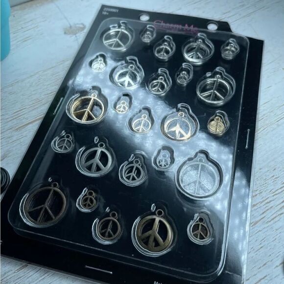 50 NEW! Charm Me Peace Sign Charms Jewelry Making Accessories NWT - Picture 3 of 4